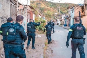 Foto: 1 de 1 Imagem colorida de policiais - Foto: Reprodução/PCERJ