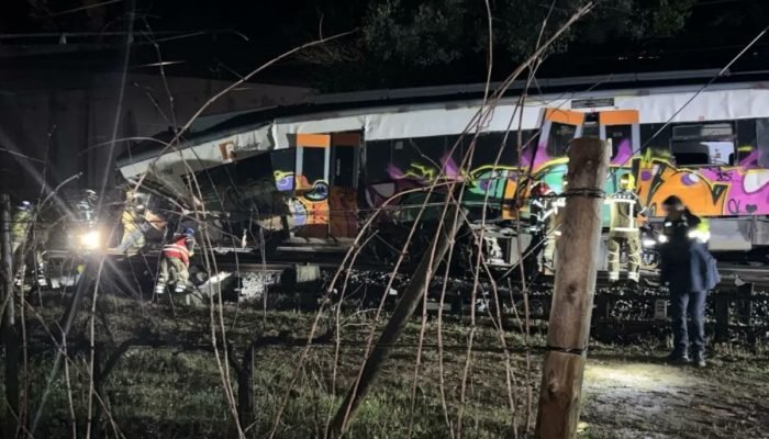 95812719-trem-descarrila-na-espanha-e-mata-uma-pessoa.-ha-37-feridos-.jpg