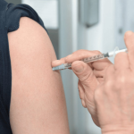 9af6caea-vacina-1-3-e1766865707207