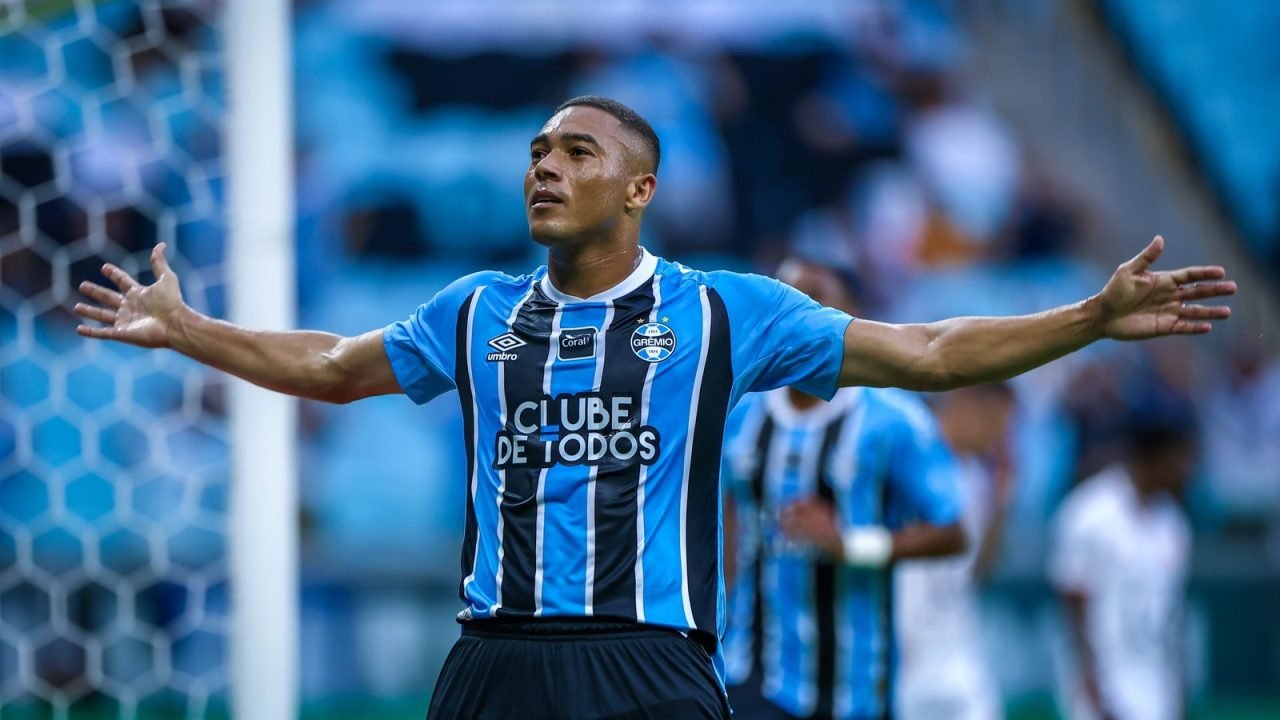 9efe15e1-carlos-vinicius-gremio