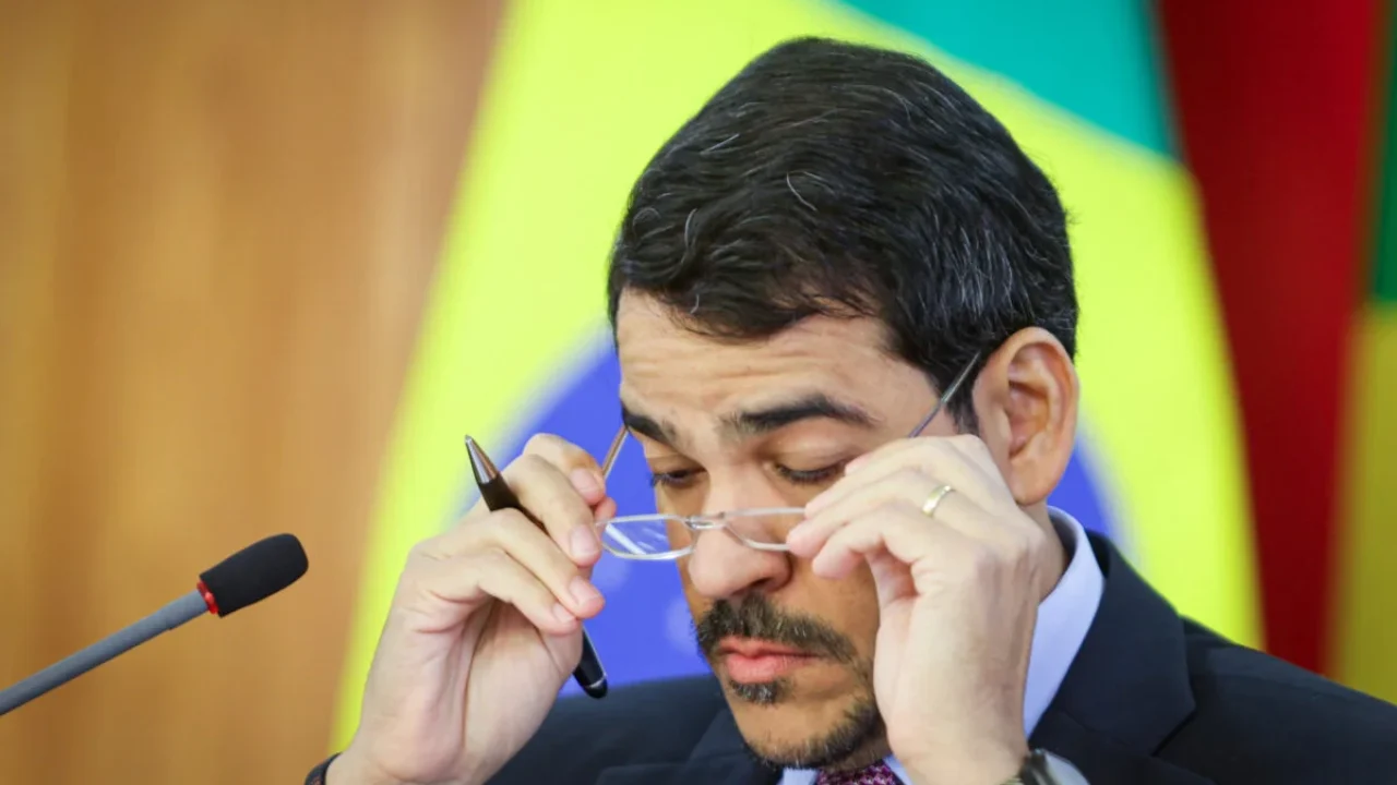 Advogado-geral-da-Uniao-Jorge-Messias-durante-entrevista-coletiva-sobre-a-operacao-Sem-Desconto-que