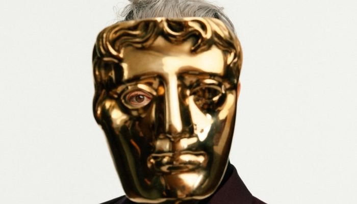 Alan-Cumming-com-um-premio-Bafta-nas-maos.jpg