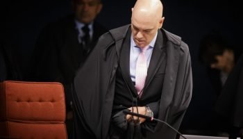 Alexandre-de-Moraes-vota-para-condenar-Bolsonaro-e-mais-7-reus-por-trama-golpista-STF-Metropoles-9-1
