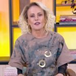 Foto: 1 de 1 Imagem colorida de Ana Maria Braga no palco do Mais Você - Metrópol