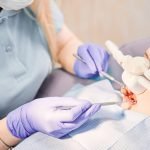 Menina recebe anestesia em consulta com dentista - Metrópoles — Foto: 1 de 1 Men