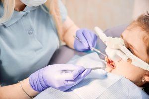 Menina recebe anestesia em consulta com dentista - Metrópoles — Foto: 1 de 1 Men