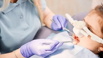 Menina recebe anestesia em consulta com dentista - Metrópoles — Foto: 1 de 1 Men
