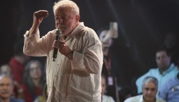 lula durante pronunciamento em Ato público de Lula lota a Cinelândia no — Foto