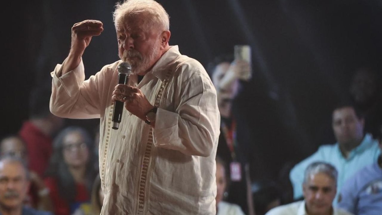 lula durante pronunciamento em Ato público de Lula lota a Cinelândia no — Foto
