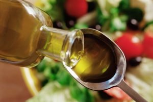 Foto: 1 de 1 Foto colorida de azeite sendo colocado em colher - Metrópoles - Fot