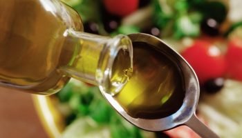 Foto: 1 de 1 Foto colorida de azeite sendo colocado em colher - Metrópoles - Fot