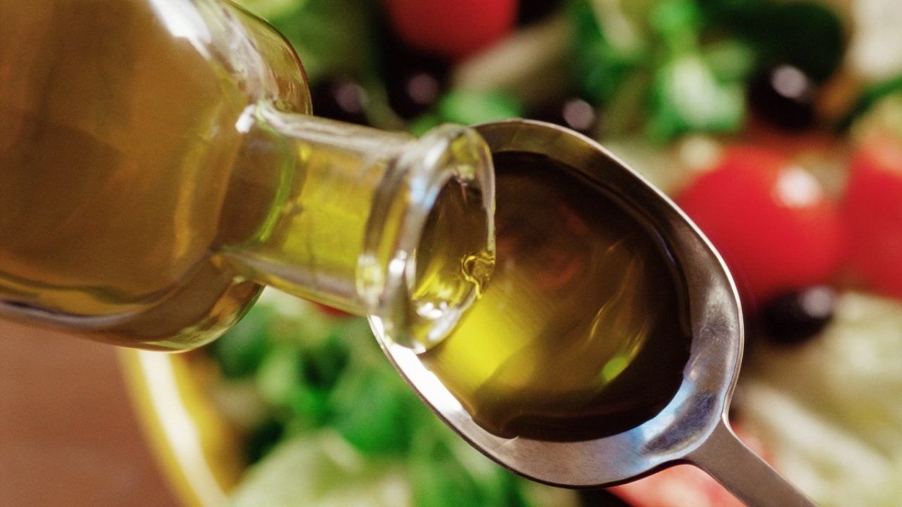 Foto: 1 de 1 Foto colorida de azeite sendo colocado em colher - Metrópoles - Fot