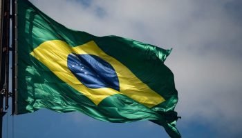 Bandeira-do-Brasil-no-Palacio-do-Planalto