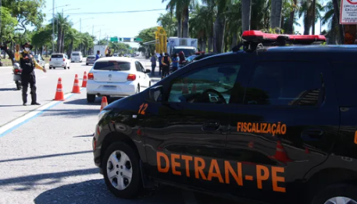 Blitz-do-Detran-PE-orienta-sobre-segurança-nas-estradas_FOTO_PAULO-MACIEL-3