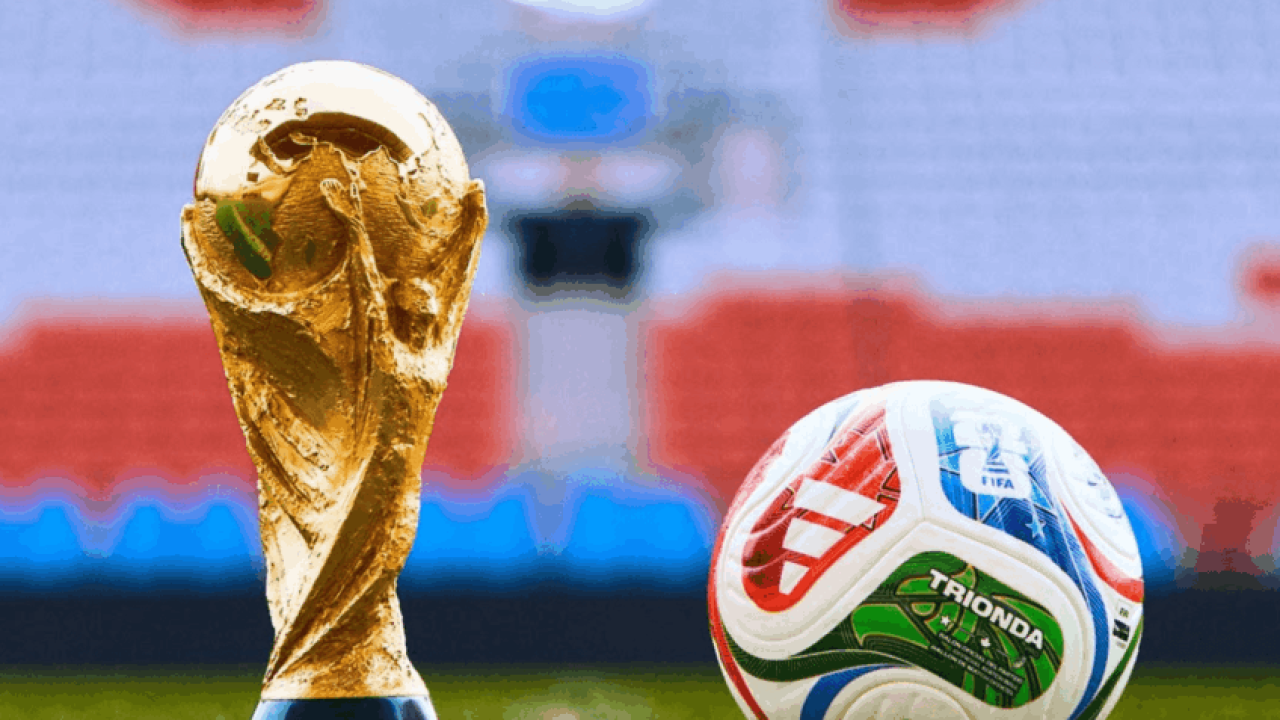 Foto: Troféu e bola oficial da Copa do Mundo de 2026