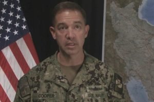 Foto: O almirante Brad Cooper, do Comando Central dos EUA, durante pronunciament