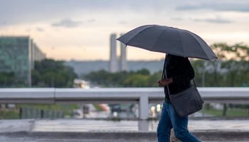 Brasilia-amanheceu-com-chuva-fina-e-alerta-de-chuvas-intensas-pedestres-se-abrigavam-com-guarda-chuv