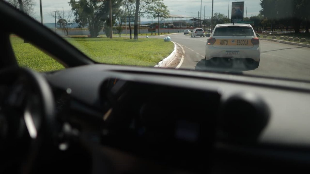 CNH-sem-autoescola.-Fotos-de-carros-de-autoescola-nas-ruas-do-1