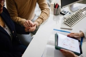 Cancer-consulta-medica-compressed-e1740655530972