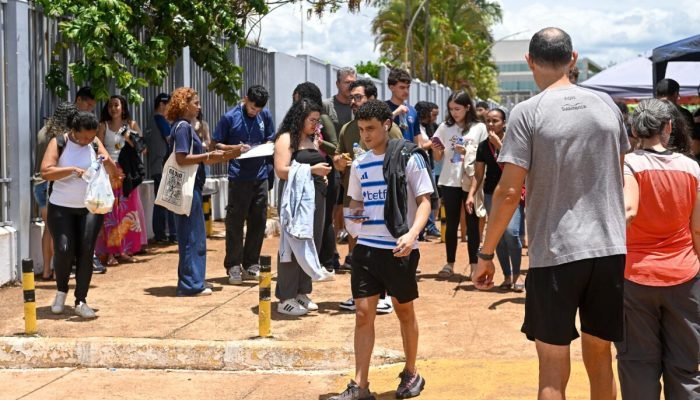 Candidatos-chegam-ao-CEUB-na-Asa-Norte-para-o-primeiro-dia-de-provas-do-Enem-Exame-Nacional-do-Ensin.jpeg
