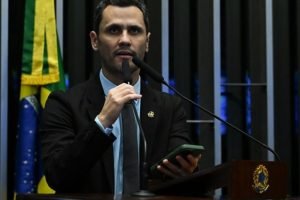 Na imagem, o senador Cleitinho, que lidera as pesquisas ao governo de Minas Gera