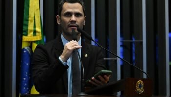 Na imagem, o senador Cleitinho, que lidera as pesquisas ao governo de Minas Gera