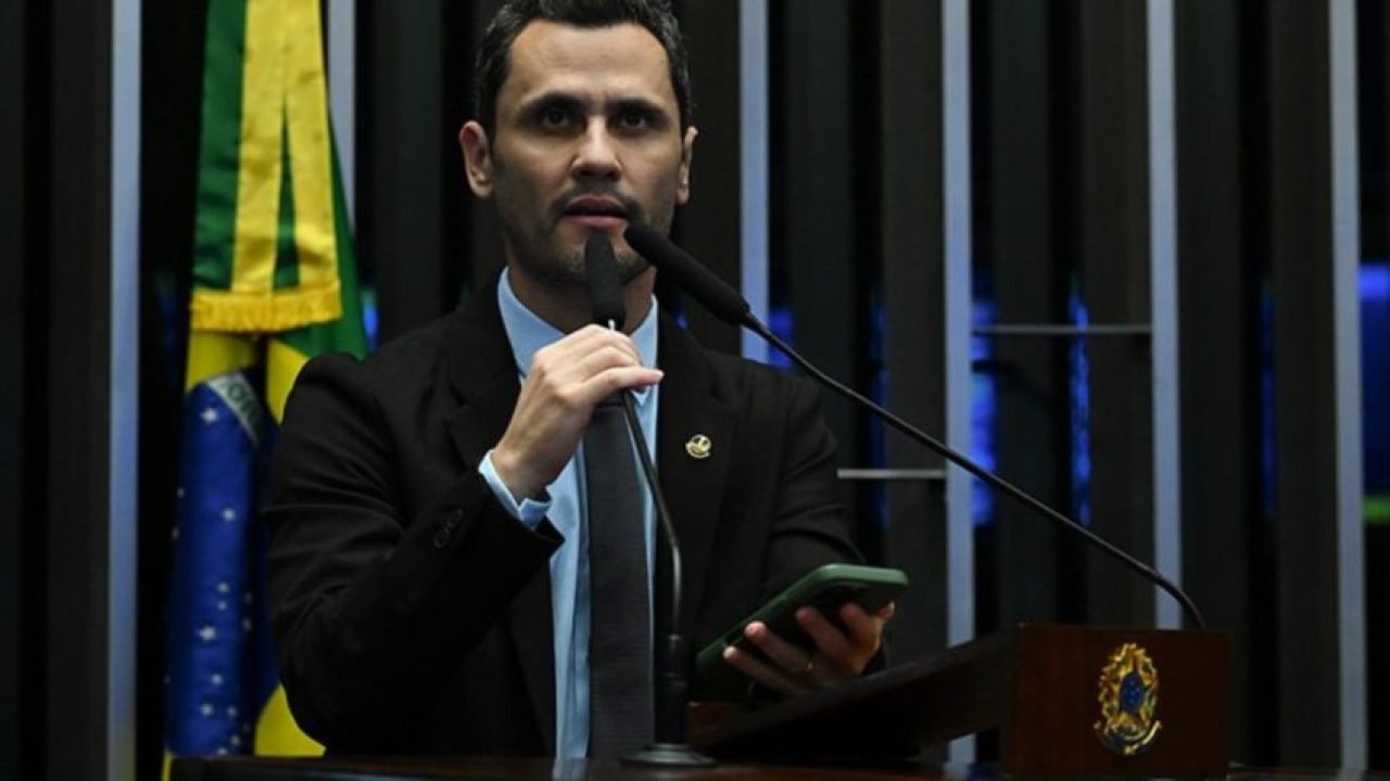 Na imagem, o senador Cleitinho, que lidera as pesquisas ao governo de Minas Gera