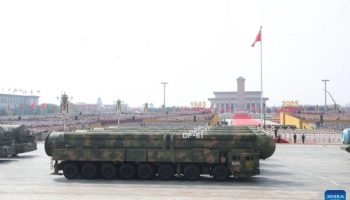 Foto: Novo míssil de longo alcance, o DF-61 é transportado por veículo militar d