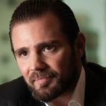 Foto: 1 de 1 Foto colorida de rosto de homem pardo, com barba. Ele usa um blazer