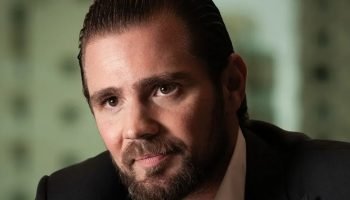 Foto: 1 de 1 Foto colorida de rosto de homem pardo, com barba. Ele usa um blazer