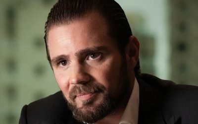 Foto: 1 de 1 Foto colorida de rosto de homem pardo, com barba. Ele usa um blazer