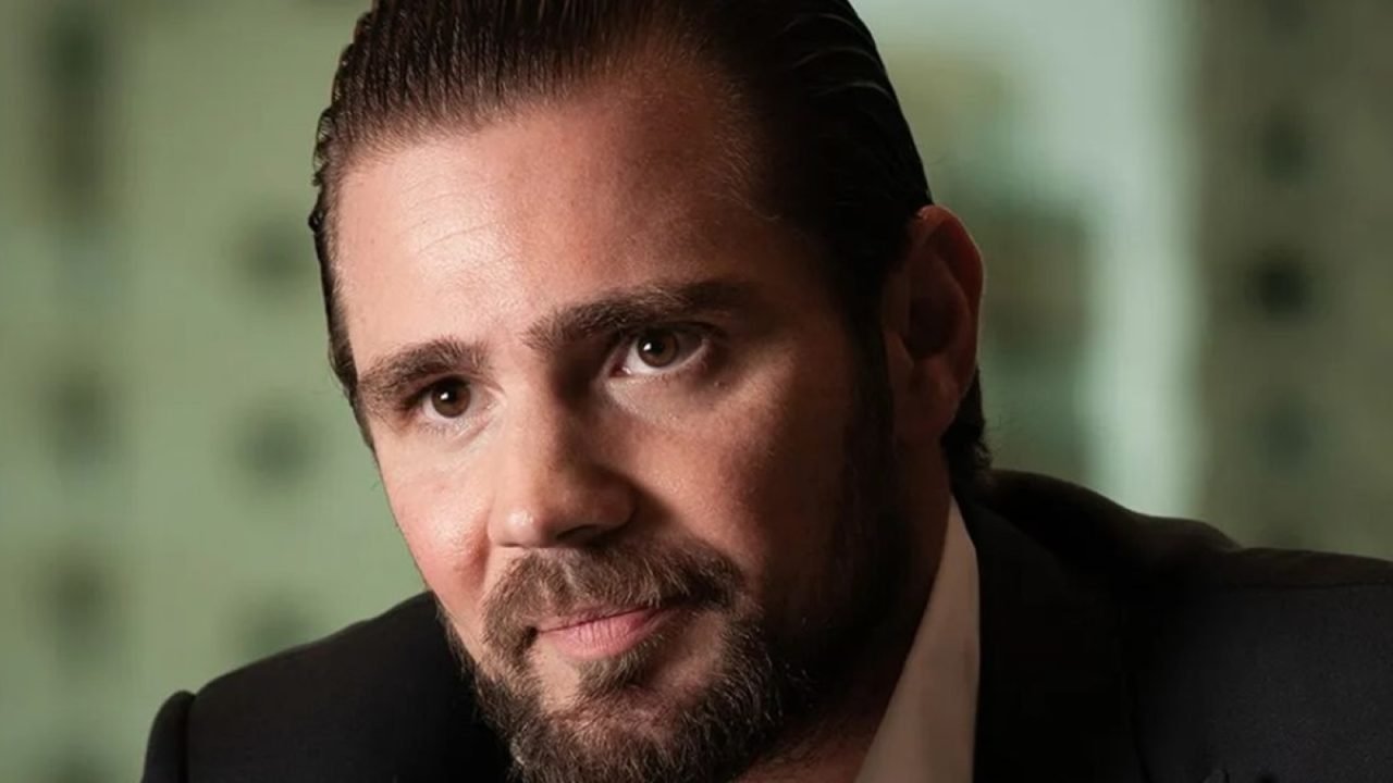 Daniel-Vorcaro_1-1 Foto: 1 de 1 Foto colorida de rosto de homem pardo, com barba. Ele usa um blazer