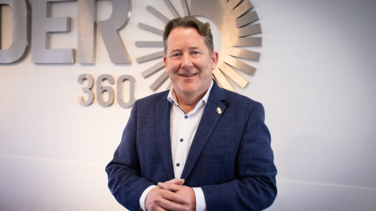 Foto: Darragh O'Brien, ministro do Clima, Energia e Meio Ambiente da Irlanda, ta