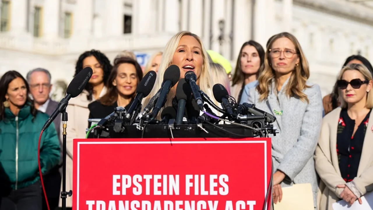 Deputada-republicana-Marjorie-Taylor-Greene-discursa-durante-uma-coletiva-de-imprensa-no-Capitolio-s