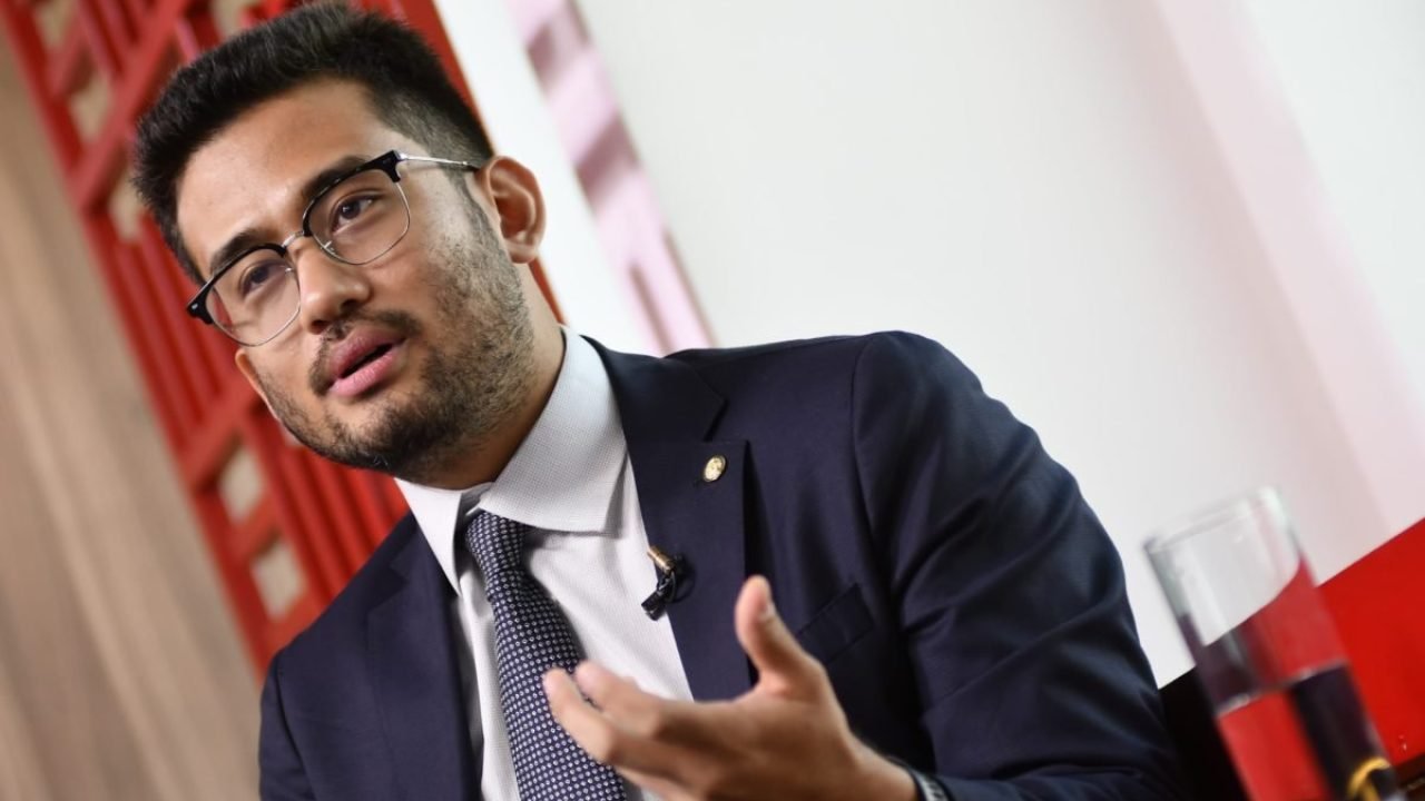 Deputado-Kim-Kataguiri-eCC81-entrevistado-no-estuCC81dio-MetroCC81poles-14-1200x800