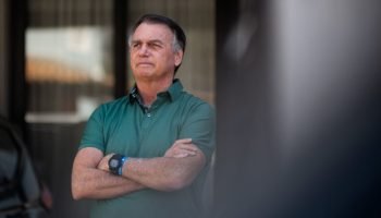 Em-prisao-domiciliar-o-ex-presidente-Jair-Bolsonaro-cumpre-medida-restritiva-em-sua-residencia-em-Br