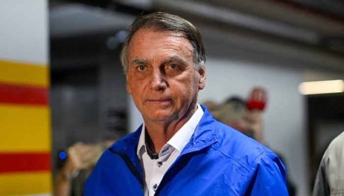 Ex-presidente-Jair-Bolsonaro-e-sua-esposa-Michelle-Bolsonaro-deixam-o-Complexo-Brasil-21-acompanhado.jpeg