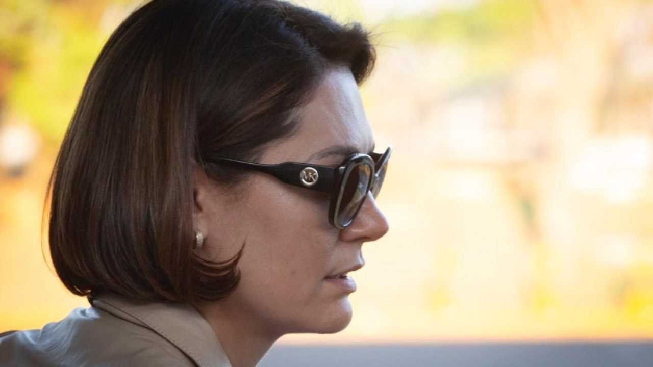 Ex-primeira-dama-Michelle-Bolsonaro-chega-em-brasilia-2 Foto: 1 de 1 Ex-primeira-dama Michelle Bolsonaro chega de viagem em brasília -