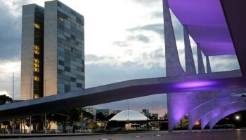 Fachada-do-Congresso-Nacional-e-Palacio-do-Planalto-deputados-e-senadores-e-presidente-Btasil-Brasil