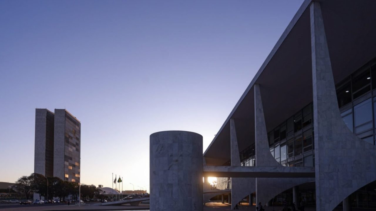 Fachada-do-Palacio-do-Planalto-com-Congresso-Camara-e-Senado-metropoles-2-1200x800