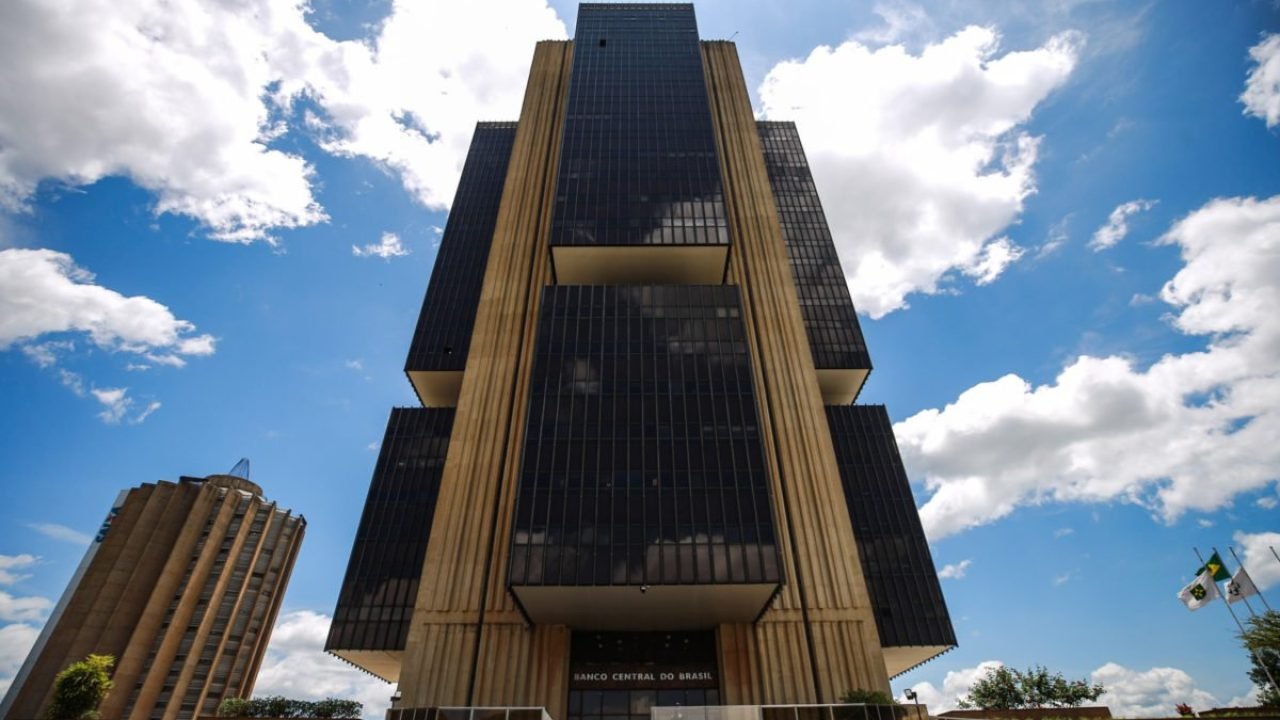 Fachada-do-edifiCC81cio-sede-do-Banco-Central-do-Brasil-em-BrasiCC81lia-MetroCC81poles-5-e1737