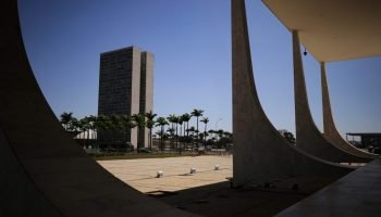 Fachada-e-arcos-do-STF-com-Congresso-Nacional-ao-fundo-Metropoles-2-1200x800