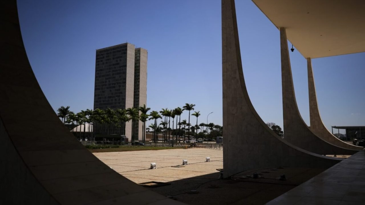 Fachada-e-arcos-do-STF-com-Congresso-Nacional-ao-fundo-Metropoles-2-1200x800