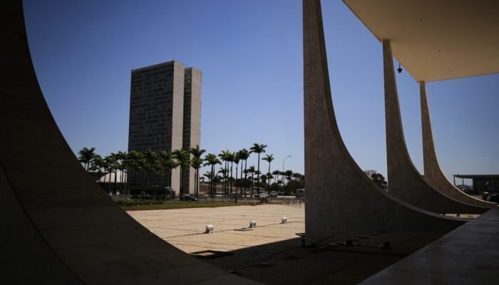 Fachada-e-arcos-do-STF-com-Congresso-Nacional-ao-fundo-Metropoles-2-1200x800.jpeg