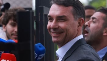 Flavio-Bolsonaro-visitou-o-pai-pela-primeira-vez-apos-confirmar-sua-pre-candidatura-a-Presidencia.jp