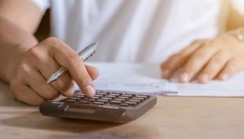 Foto-pessoa-fazendo-contas-em-calculadora