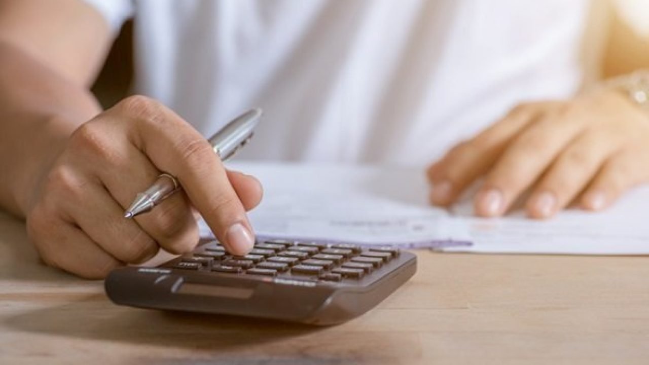 Foto-pessoa-fazendo-contas-em-calculadora