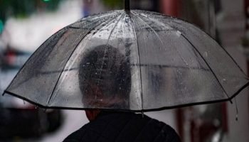 Homem com guarda-chuva — Foto: 1 de 1 Homem com guarda-chuva - Foto: Reprodução