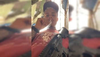 Fumando-e-segurando-um-fuzil