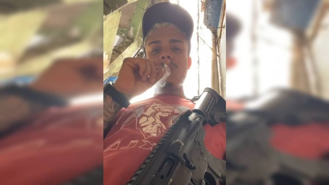 Fumando-e-segurando-um-fuzil